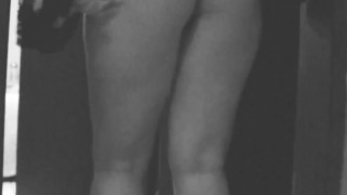 Hotwife em casa de salto alto e lingerie causando para o corno, estilo catwalk