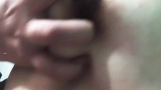 Tocando mi pechos sin que mis papás se den cuenta