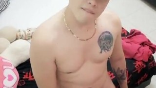 chico caliente haciéndose una rica paja