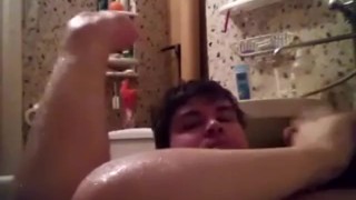 Артем сосет сам себе дрочит ногами лижет ноги в ванной self suck autofellatio self footjob