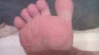 Артем сосет сам себе дрочит ногами лижет ноги в ванной self suck autofellatio self footjob