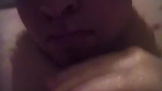 Артем сосет сам себе дрочит ногами лижет ноги в ванной self suck autofellatio self footjob