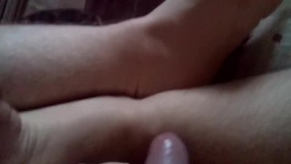Артем дрочит ногами сам себе лижет ноги self suck autofellatio self footjob