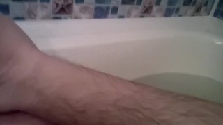 Артем сам себе дрочит ногами в ванной self suck autofellatio self footjob