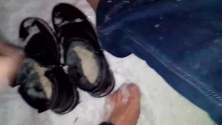 Артем Ходит босиком по снегу barefoot in the snow self suck autofellatio self footjob