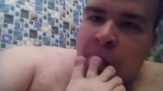 Артем сам себе дрочит ногами в ванной анальная мастурбация self suck autofellatio self footjob