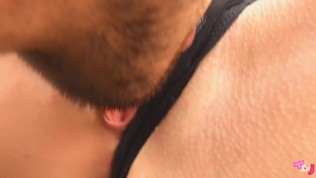 RISKANTE AFFAIRE: Studentin mit perfekten Titten & Minirock wird auf dem Heimweg vom Lehrer gebumst