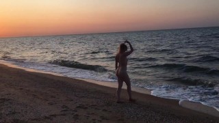 naked booty milf swimming in the sea sunset