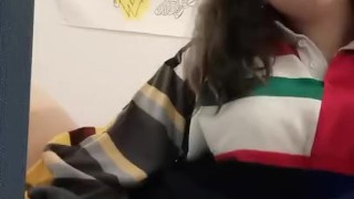 Je me baise sur le bureau avec mon vibro