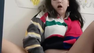 Je me baise sur le bureau avec mon vibro