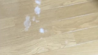 床に大量射精