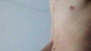 Se masturber et jouir debout (vidéo vertical)