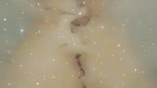 Sexy transe badet und zeigt große schwanz und sexy füße spielt mit schwanz dusche(4K)