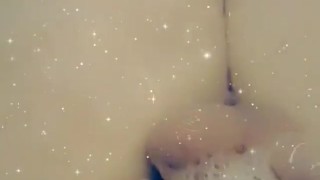 Sexy transe badet und zeigt große schwanz und sexy füße spielt mit schwanz dusche(4K)