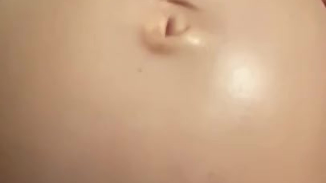 Cumming on her huge pregnant belly - Бесплатное порно - YouPorn