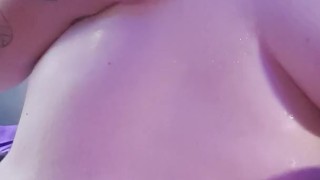 Amateur slut fucks herself 
