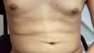 Jovencito caliente atrapado por su padrastro jalándosela 