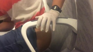 enseñando el culo en el metro