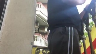 aplauso sanitario con un dildo metido y jugando en el balcon risky