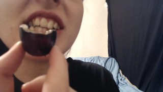Chewing asmr with nice juicy grapes