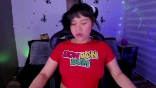 Lila jordan sopla bombas de chicle