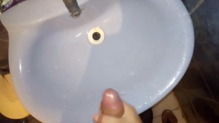 Un nueva paja, esta vez hago acabar a mi marido en el baño despues de lavarse los dientes