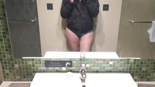 Preparándome antes de bañarme