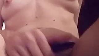 Sola en casa jovencita latina se MASTURBA y se graba