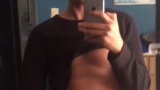 Hombre solitario. Mejor masturbación de un hombr joven y su vergota. Tatuado