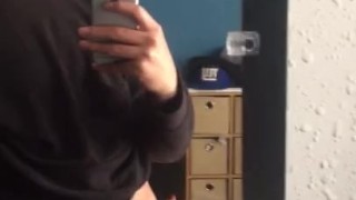Hombre solitario. Mejor masturbación de un hombr joven y su vergota. Tatuado