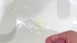 トイレ オナニー 亀頭責め 大量射精 　露出