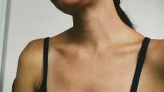 Comiendo un durazno jugoso y mostrando mis venas del cuello