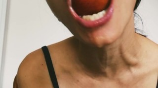 Comiendo un durazno jugoso y mostrando mis venas del cuello