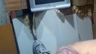 Hombre grande se masturba