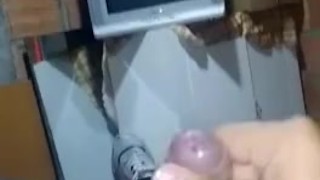 Hombre grande se masturba