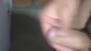 Se hace la paja mirando porno