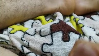 Jovencito mostrando sus pies y juega con su verga