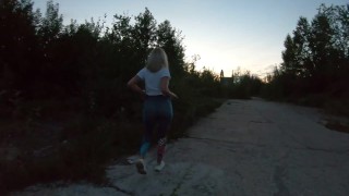 Показывает жопу на публике и трахает свою ее пальцами