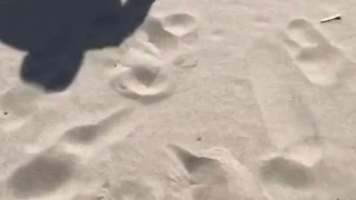 Девушка уговорила за деньги показать свой член и потанцевать голой на пляже
