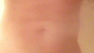 Chico tatuado en la ducha.