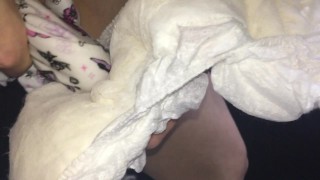 030 パンティをかぶせ、おもらししたおむつを巻き付けてオナニー！