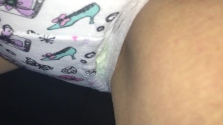 030 パンティをかぶせ、おもらししたおむつを巻き付けてオナニー！