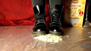 !!!TI SCHIACCIO CON I MIEI BELLISSIMI DOCTOR MARTENSI!!