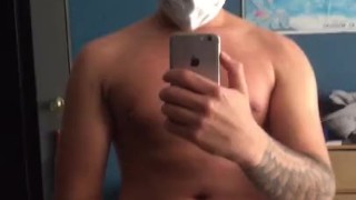 Hombre con covid solo piensa en masajear su vergota para sentirse mejor. Hombre solitario. Tatuado.
