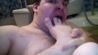 Артем сам себе лижет ноги в ванной self suck autofellatio self footjob