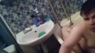 Артем сам себе дрочит ногами лижет ноги в ванной self suck autofellatio self footjob