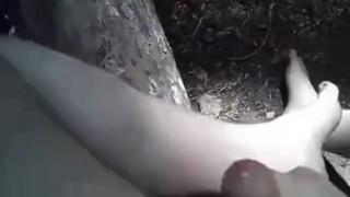 Артем сосет сам себе дрочит ногами в лесу self suck autofellatio self footjob