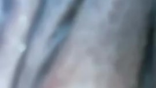 Mujer sexy se masturba en el baño público!