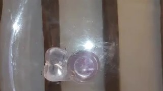 La mère Noël dévergondée joue avec des boules ...