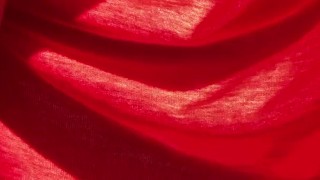 Echte amateur Hausfrau bei der Gartenarbeit im Rock. Was trägt sie darunter? Upskirt / ohne Höschen